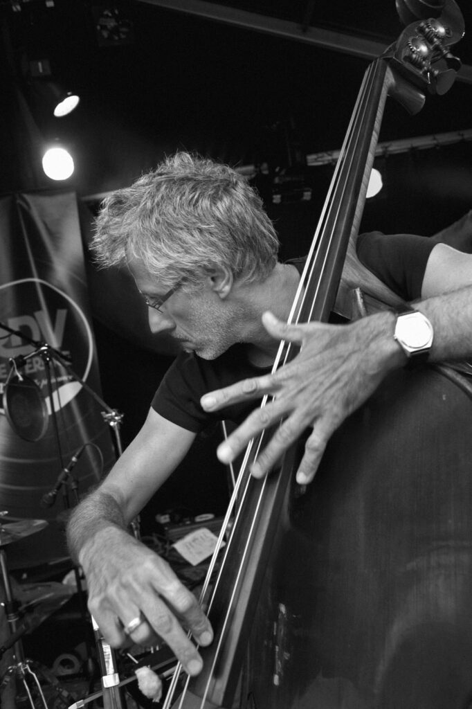 Bruno Chevillon in Yves Robert trio RDV Erdre 2010.. Bruno Chevillon, Yves Robert trio, RDV de l'Erdre, Rendez-vous de l'Erdre, Jazz.